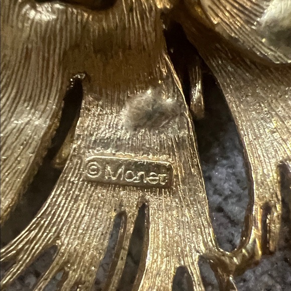 Vintage 1960s MONET Gold Tone Cordelia Book Piece Floral Brooch Pin - Picture 4 of 5